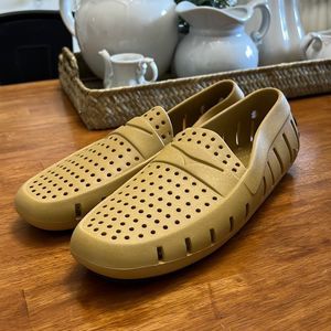 NWOT Floafers size 10 womens loafers shoes water or land